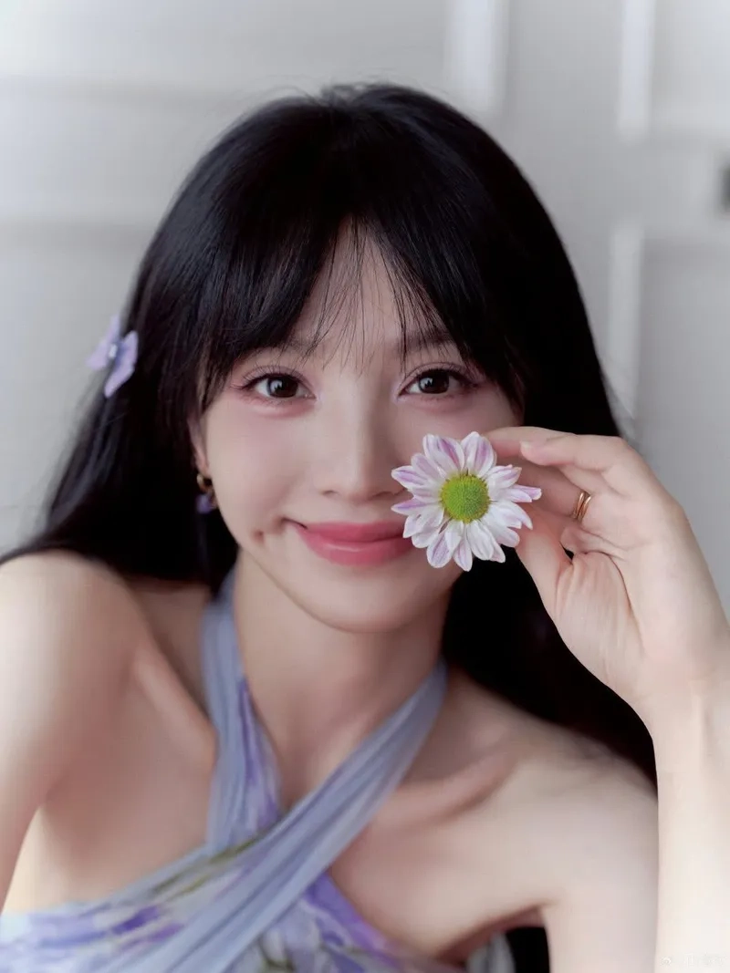 Khoảnh khắc gái xinh má lúm đời thường giản dị mà cuốn hút