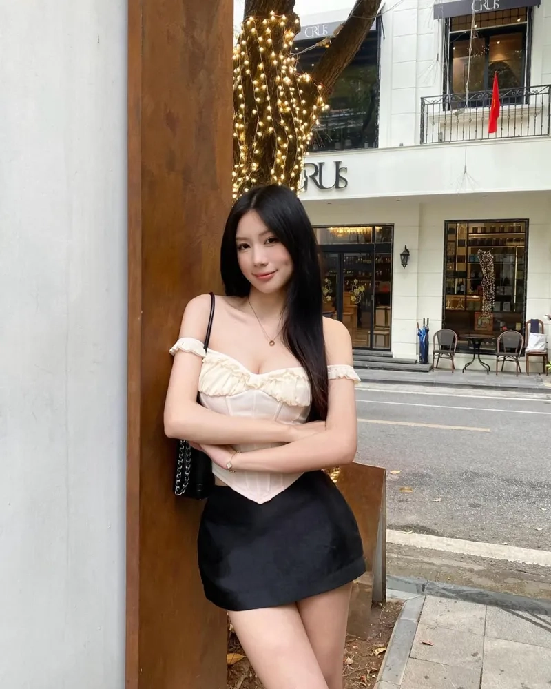 Vẻ đẹp dịu dàng của gái xinh má lúm tóc dài vạn người mê