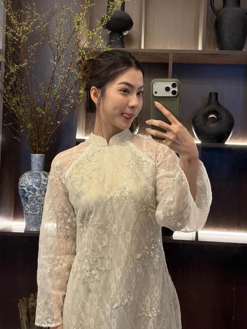 Layout gái xinh má lúm tóc ngắn năng động và cá tính