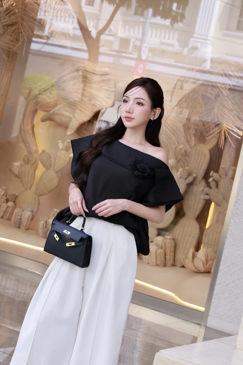 Style gái xinh mặc váy trễ vai body khoe trọn vóc dáng cực chuẩn