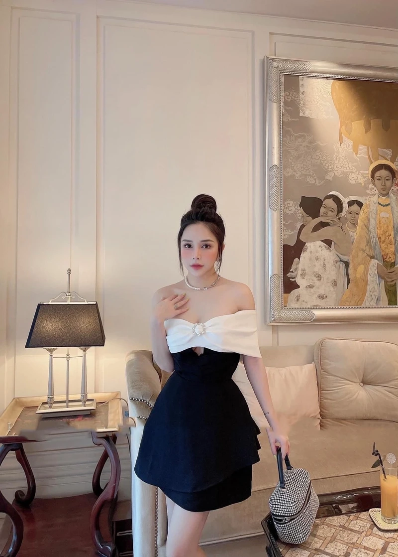 Vẻ đẹp trong trẻo khi gái xinh mặc váy trễ vai ngắn dạo phố