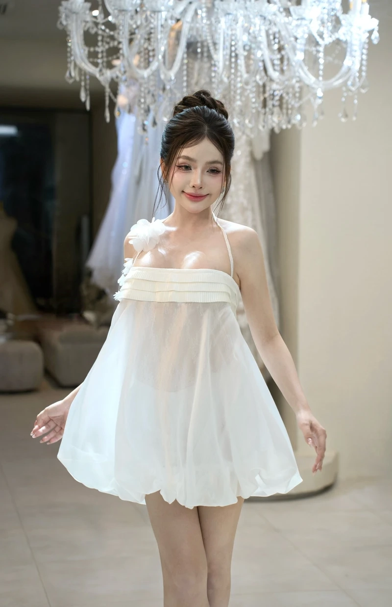 Không thể rời mắt khỏi gái xinh mặc áo trễ vai gợi cảm