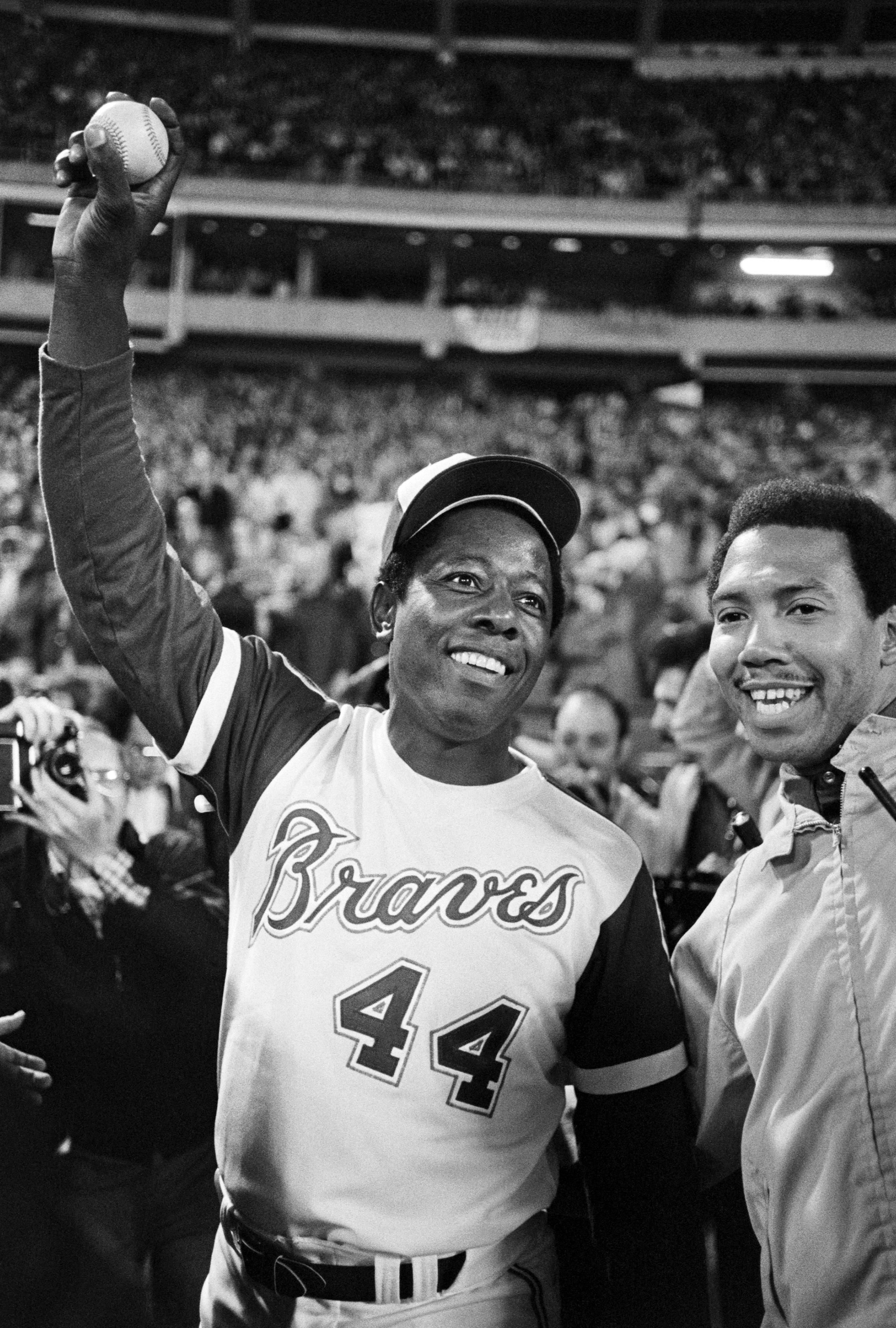 Hank Aaron và quả bóng home run thứ 715 cùng vệ sĩ Tiểu sử Hank Aaron
