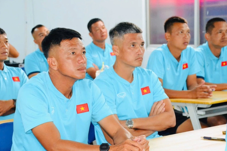 Huấn luyện viên Lê Công Vinh trong buổi bế mạc khóa học AFC/VFF