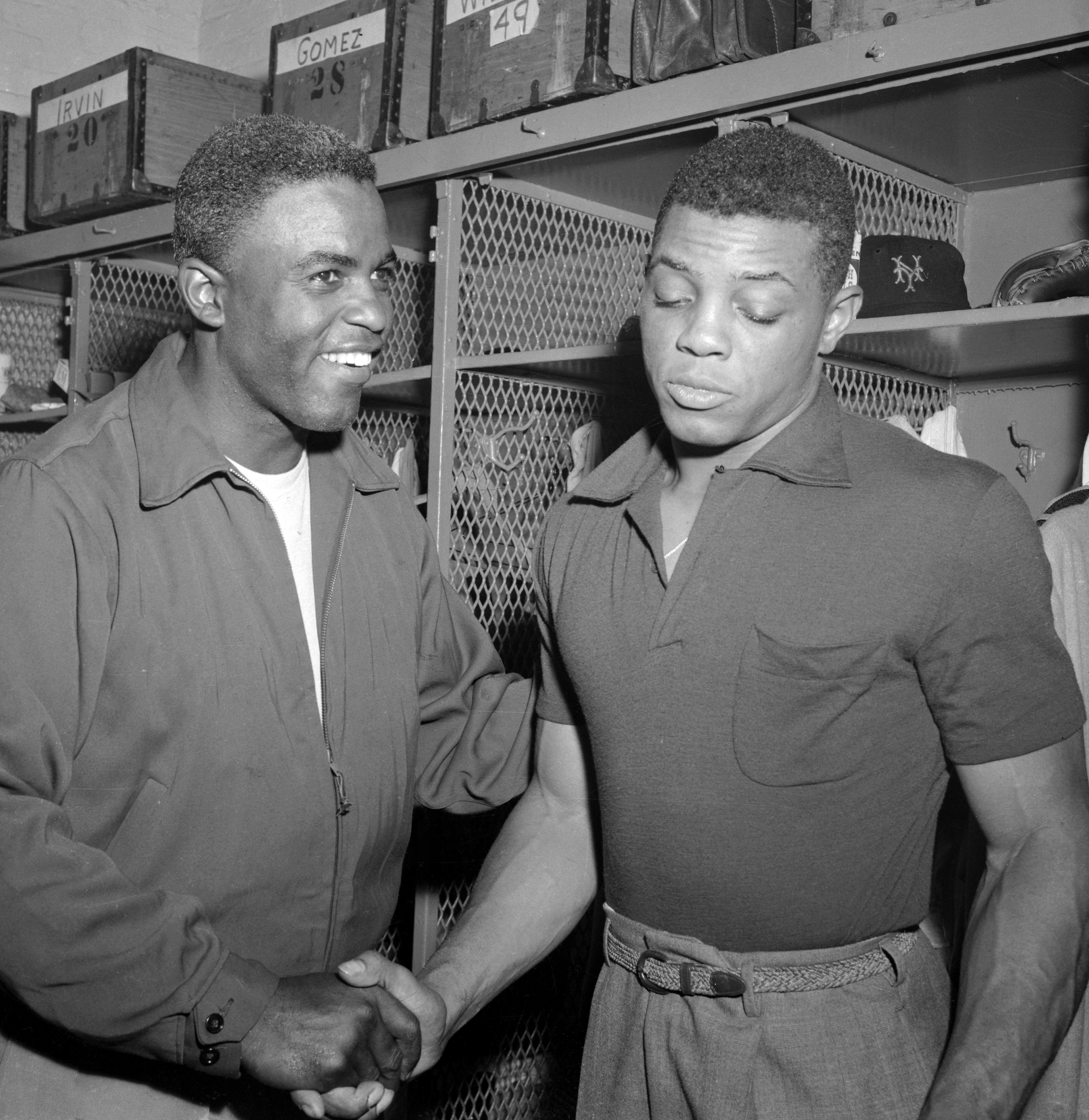 Jackie Robinson chúc mừng Willie Mays sau khi Giants vô địch National League 1954 Tiểu sử Willie Mays