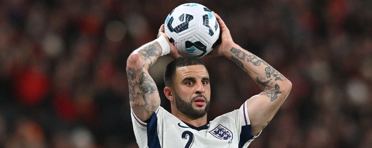 Kyle Walker của đội tuyển Anh thực hiện pha ném biên