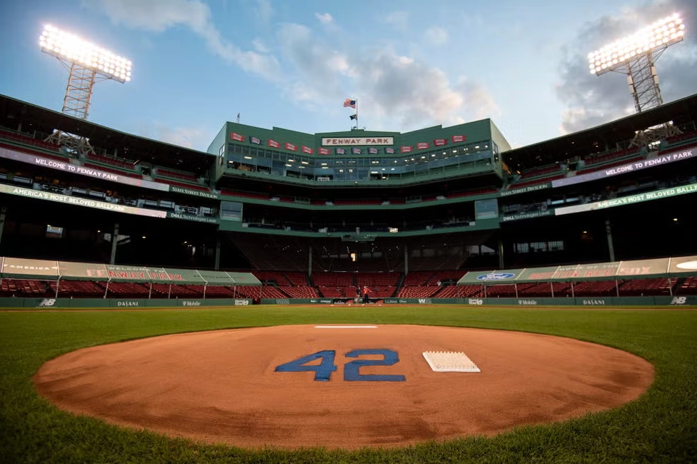 Một số 42 màu xanh được sơn trên gò ném bóng tại Fenway Park, Tiểu sử Jackie Robinson