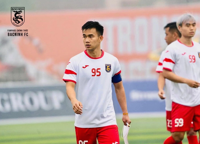 Nguyễn Hồng Sơn thời trẻ, gây sốt ở tuổi 19 với kỹ thuật cá nhân điêu luyện