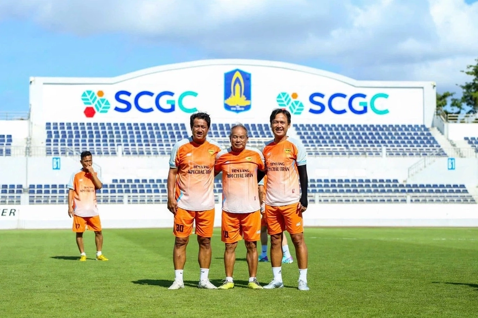 Nguyễn Minh Phương trao đổi với đồng đội trên sân