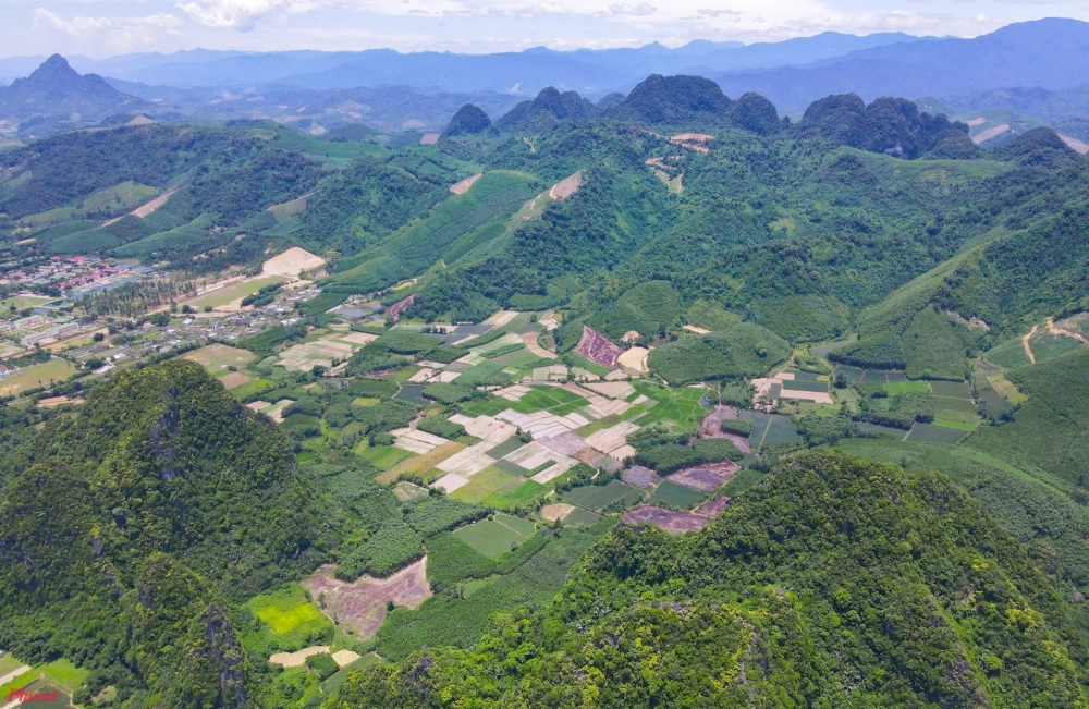 Cảm giác mạo hiểm qua những hình ảnh núi đá cheo leo giữa mây trời.