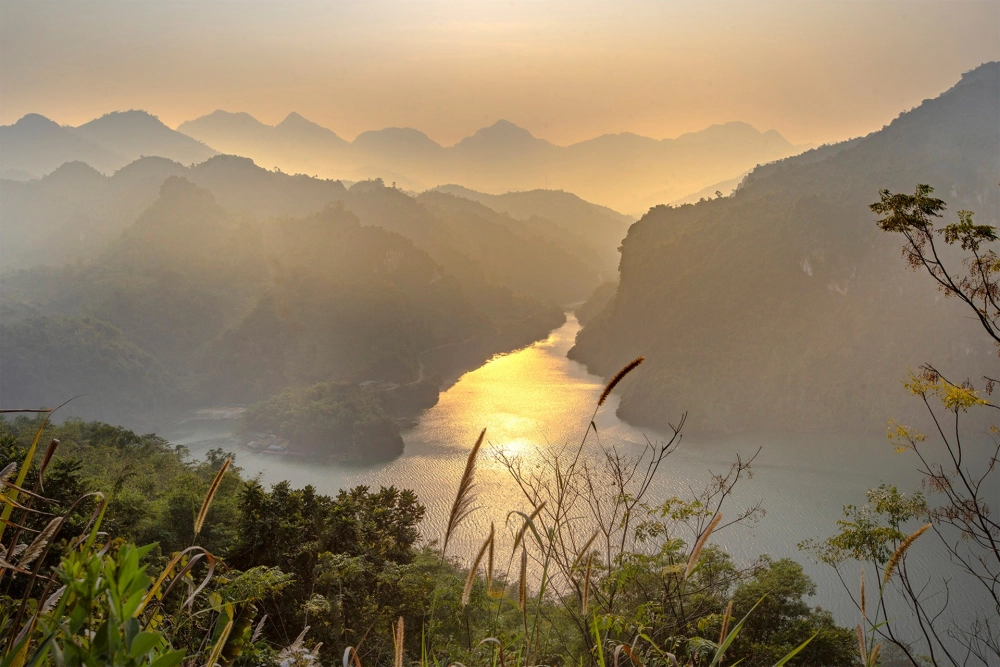 Tự hào vẻ đẹp thiên nhiên qua phong cảnh núi non hùng vĩ việt nam.