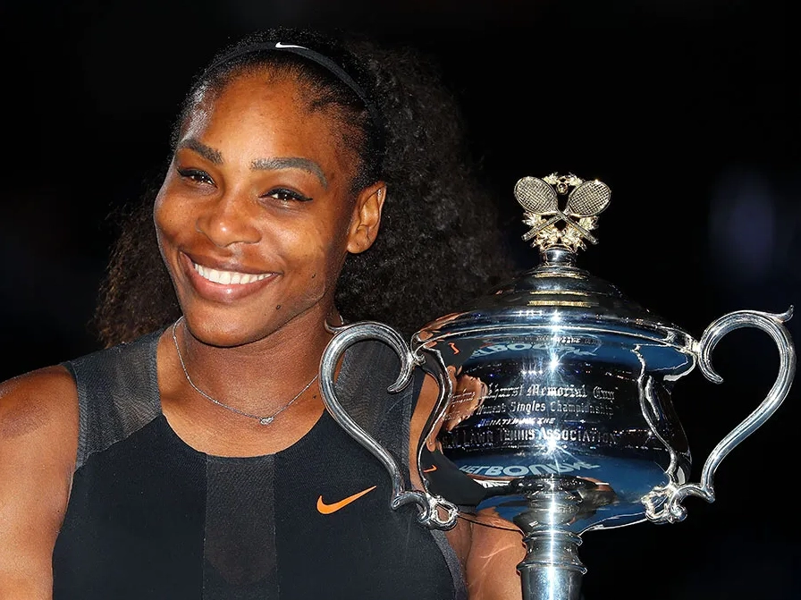 Serena Williams nâng cúp vô địch Australian Open 2017, một hình ảnh của sự vinh quang trong thể thao. Tiểu sử Cy Young