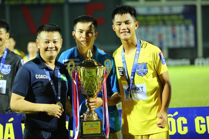 Văn Quyến cùng đội U17 Sông Lam Nghệ An vô địch giải U17 Quốc gia. Phạm Văn Quyến