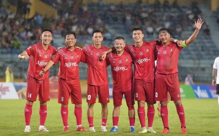 Văn Quyết cùng Lê Huỳnh Đức, Phạm Văn Quyến tỏa sáng: Đánh bại dàn huyền thoại M.U. Phạm Văn Quyến