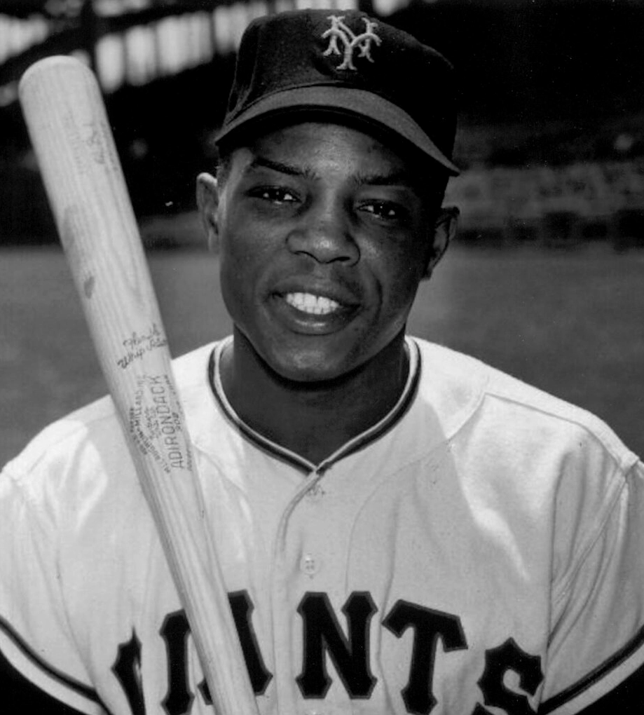 Willie Mays thời trẻ mặc áo New York Giants và cầm gậy bóng chày Tiểu sử Willie Mays