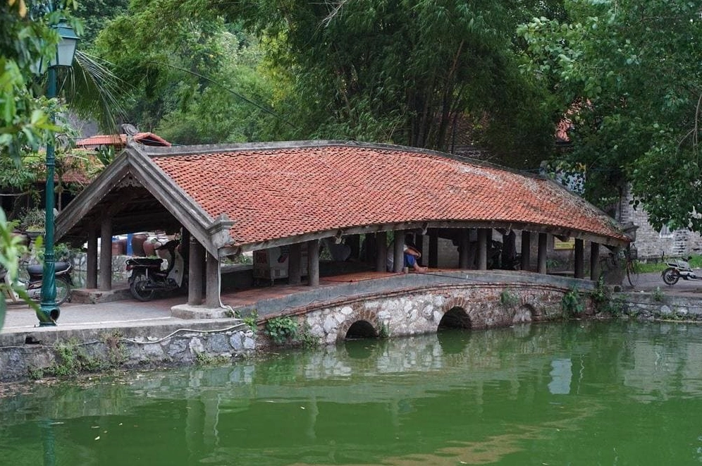 Hai cây cầu Nhật Tiên và Nguyệt Tiên cong cong vắt ngang qua hồ Long Trì phẳng lặng