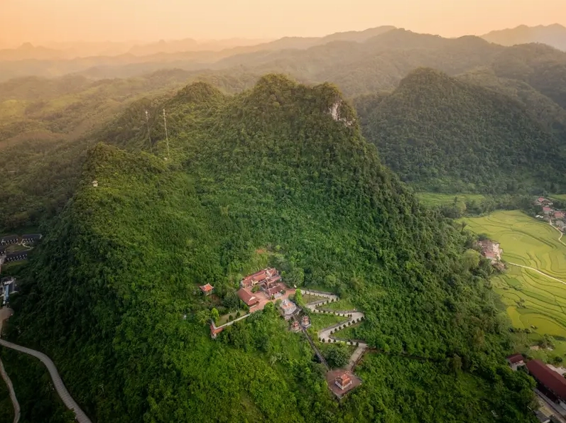 Toàn cảnh Chùa Phật Tích uy nghi nhìn từ trên cao với thế tựa sơn vững chãi